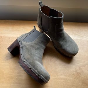 CLARKS FOREST GREEN SUEDE BOOTIES WOMEN’S SIZE 9